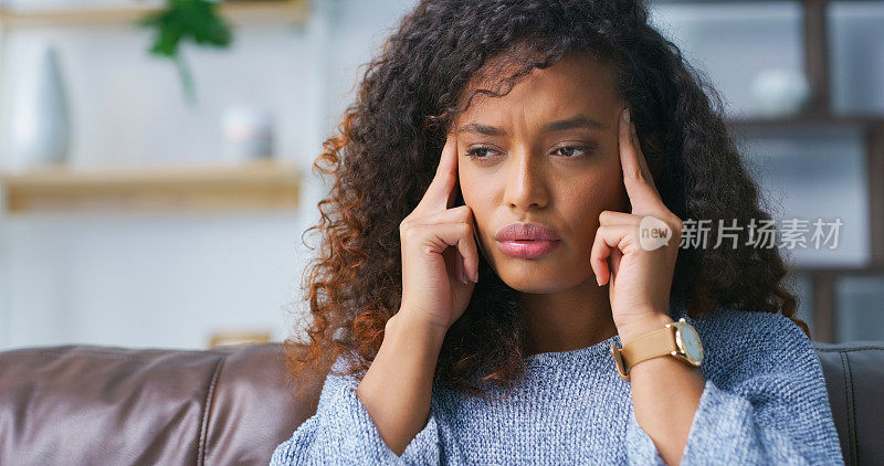 黑人女性，由于焦虑或在家远程工作导致的精神健康倦怠而导致的压力和头痛。沮丧，员工和个人遭受疲劳，偏头痛或医疗危机