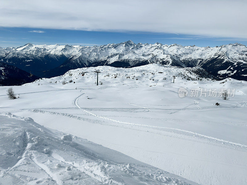 以冰川为背景的美丽滑雪胜地