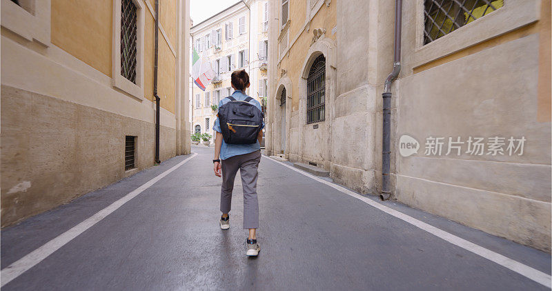 独自行走在欧洲意大利罗马街头的女性旅行者。