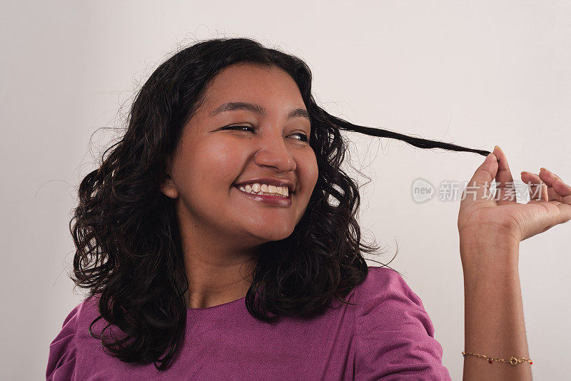 年轻女子手持一缕头发的画像