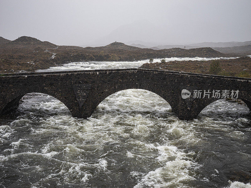 苏格兰斯利加干地区古老的石桥和湍急的河流