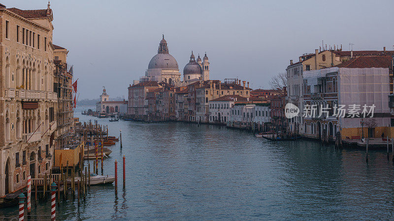 一个朦胧的冬夜，意大利威尼斯，威尼托，从里亚托桥上俯瞰大运河和圣玛丽亚大教堂