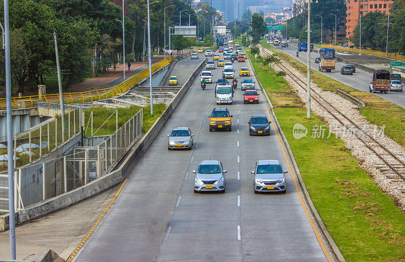 街道上的汽车，背景是建筑物(波哥大92号大街)