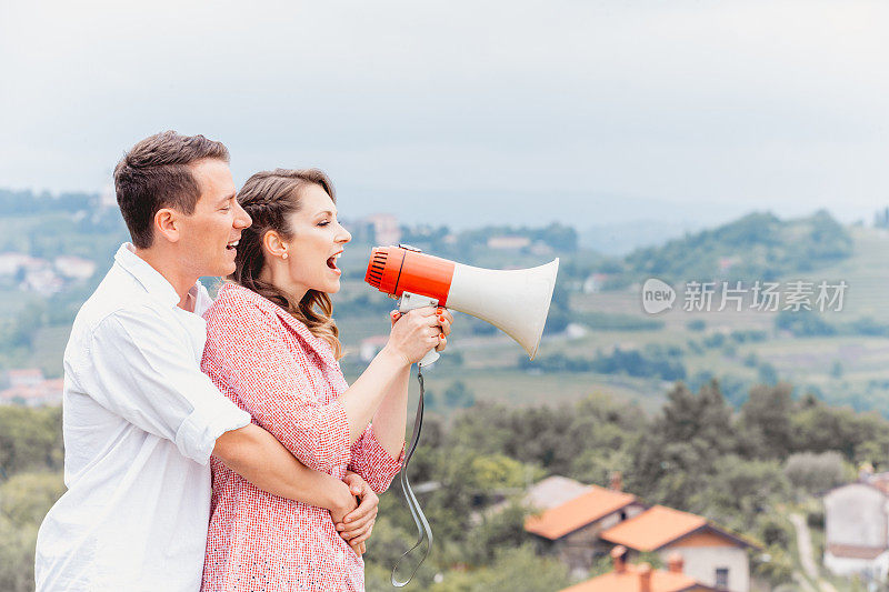 一对年轻夫妇通过扩音器喊着他们的爱