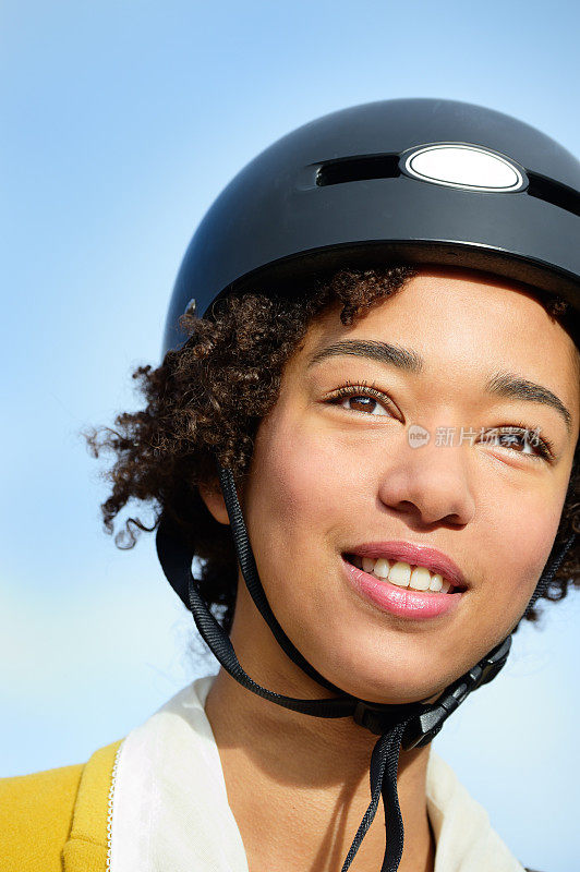 戴自行车头盔的黑人妇女