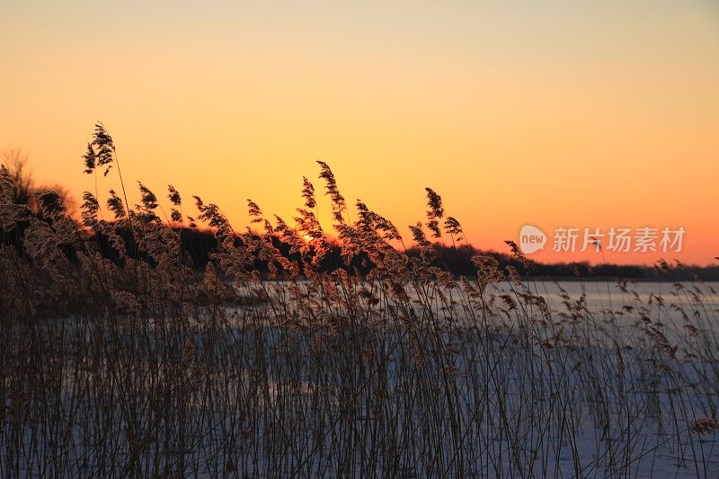 被冰雪覆盖的s? nders湖上的日落。