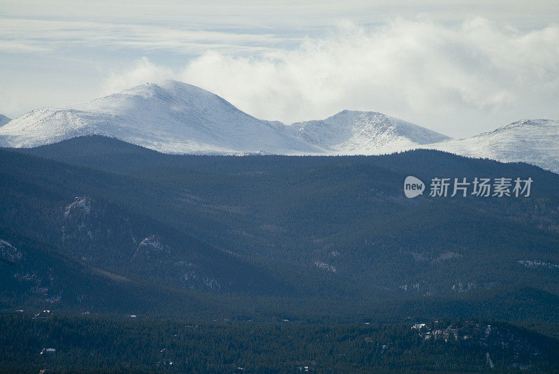 雪中的埃文斯山