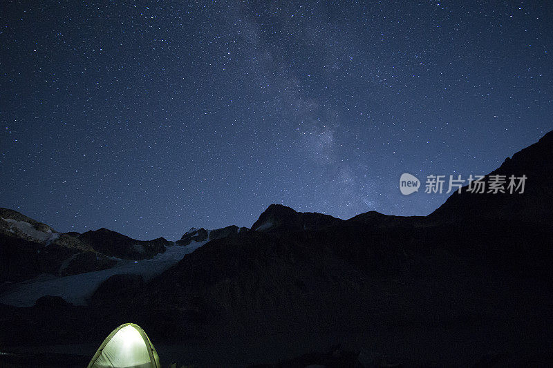 美丽夜空下的灯光帐篷