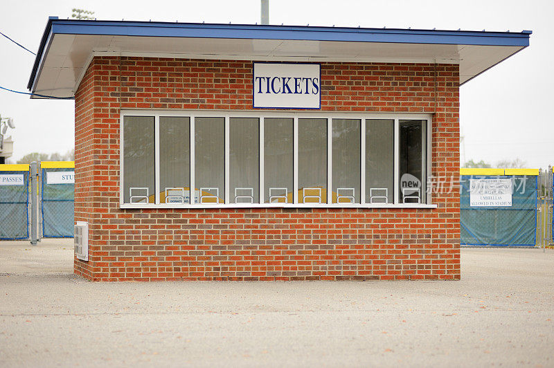 体育场入口处有窗户的售票亭