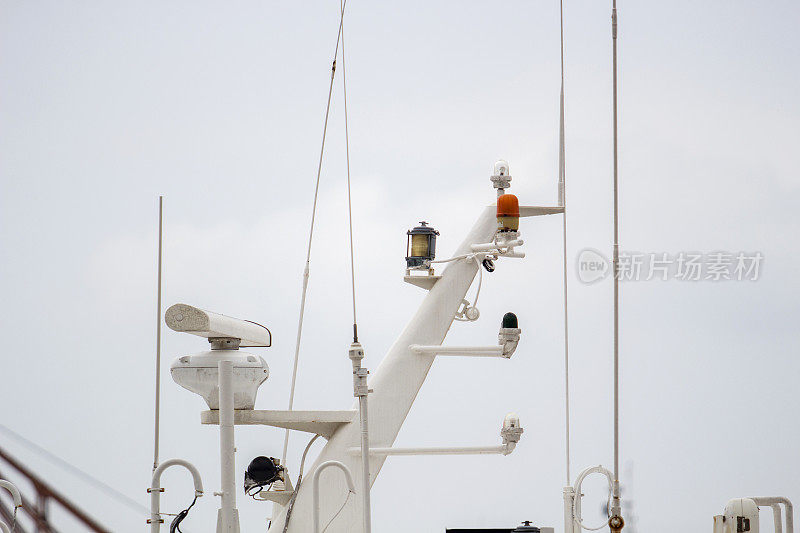 游艇的雷达、桅杆和信号灯