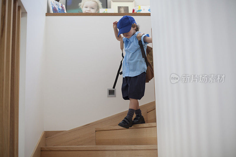 男孩穿着校服走下楼梯澳大利亚的房子