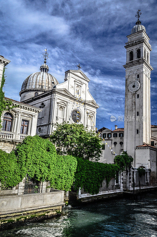 意大利威尼斯的希腊教堂和倾斜钟楼