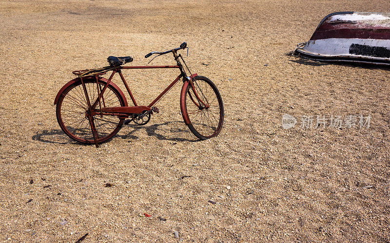 海滩上的旧自行车和船