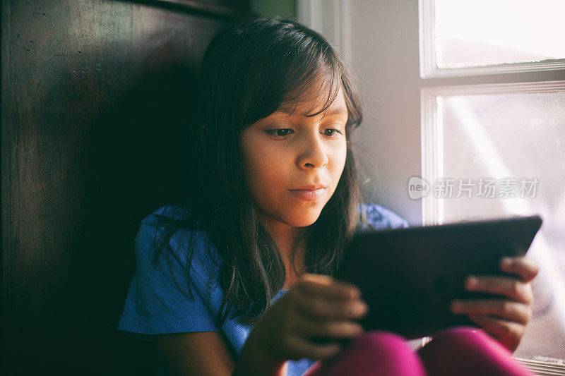 年轻女孩使用数码平板电脑