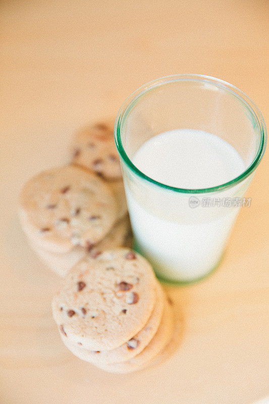 牛奶和饼干