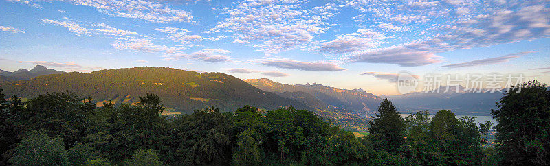 瑞士山脉黄昏的全景