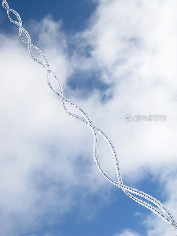 冰雪覆盖的电线和天空。