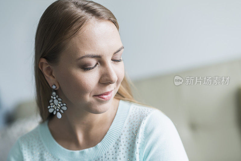 一张闭着眼睛的年轻女子的脸