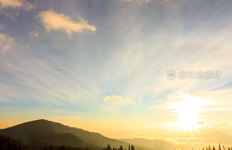 喀尔巴阡山脉。美丽的山景。大自然在山中。美丽的云。