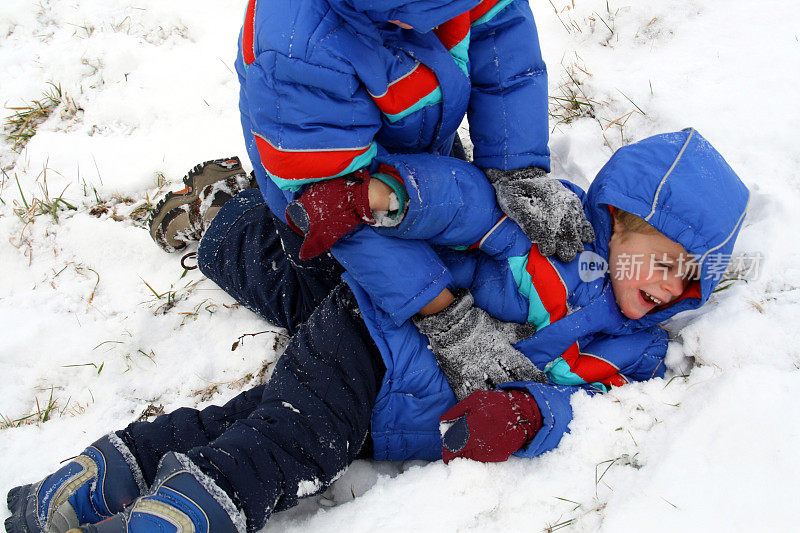 兄弟之爱:男孩们在雪地里摔跤