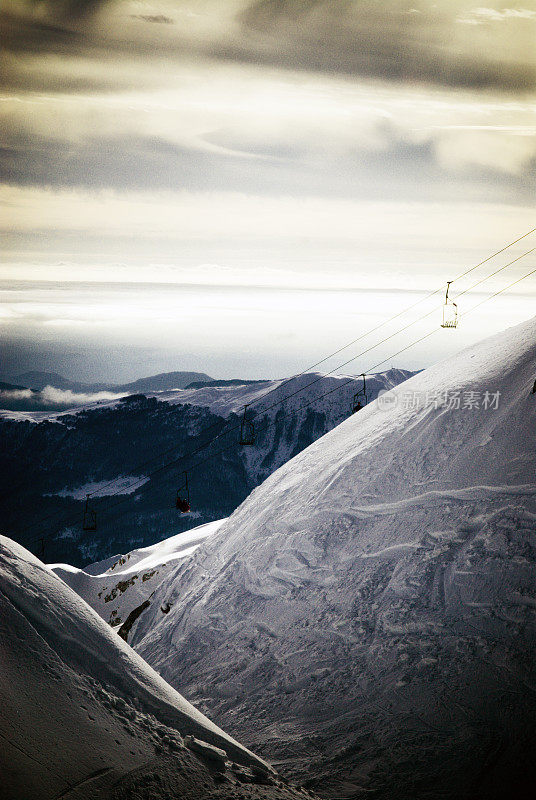 阿尔卑斯山的滑雪缆车