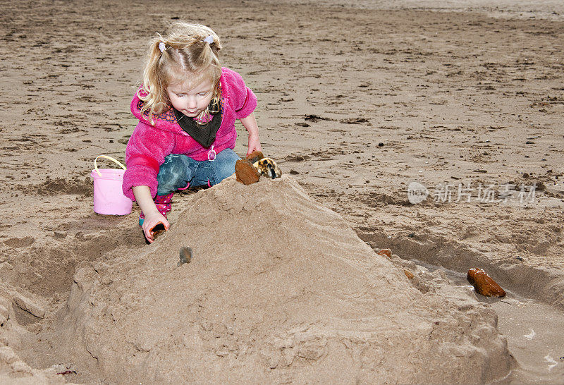小女孩在沙滩上玩耍