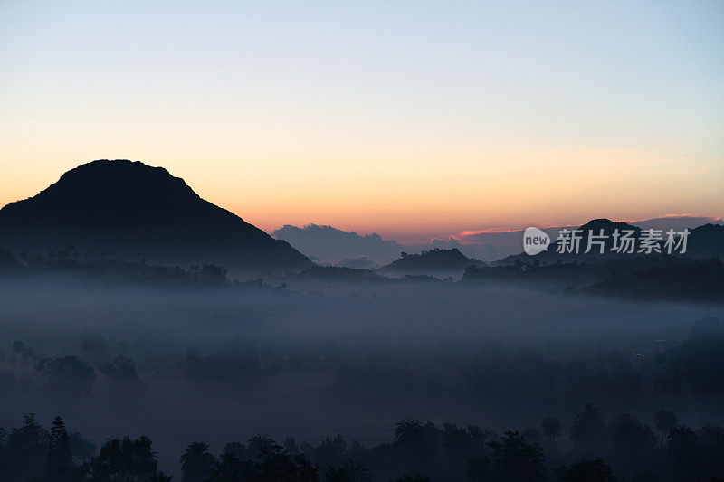 印度拉贾斯坦邦阿布山的黎明