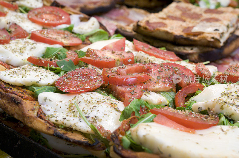 佛卡夏面包配马苏里拉奶酪，番茄，芝麻菜和罗勒