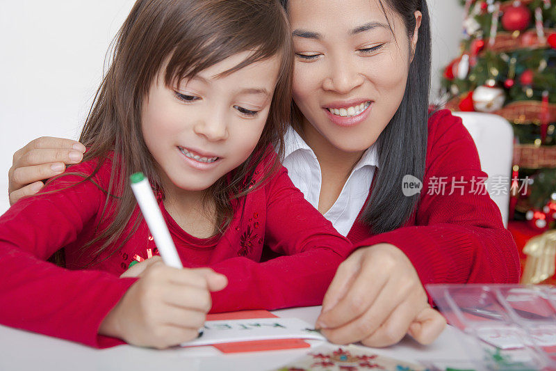 亚洲母亲和女儿制作圣诞卡片