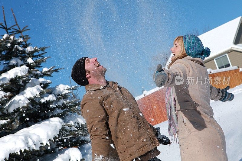 在雪中玩耍的夫妇