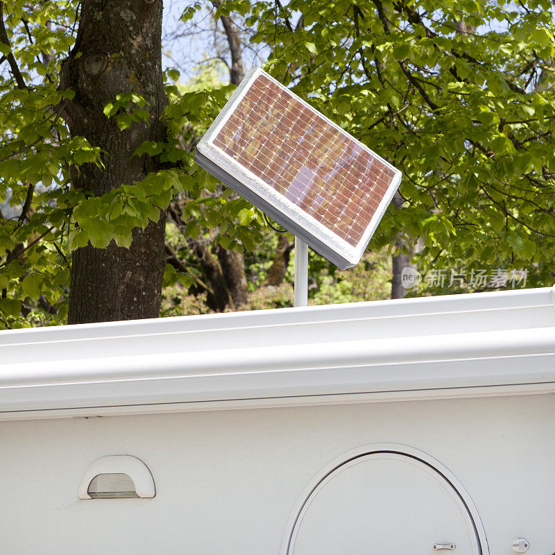 房车上的旋转太阳能电池板