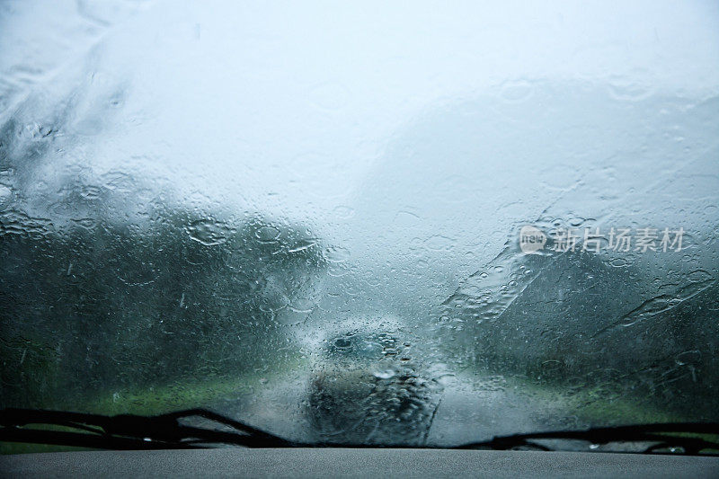 在雷雨中驾驶