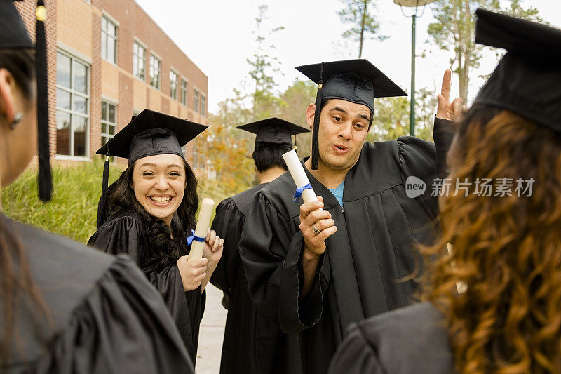 教育:兴奋的毕业生和大学校园里的朋友。
