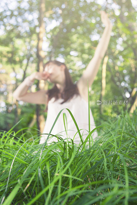 年轻女子在森林里放松