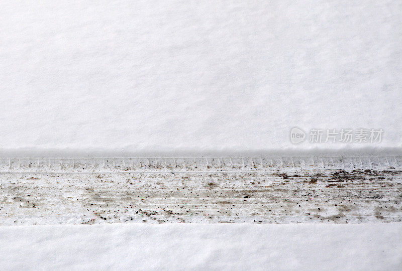 新雪中的轮胎痕迹