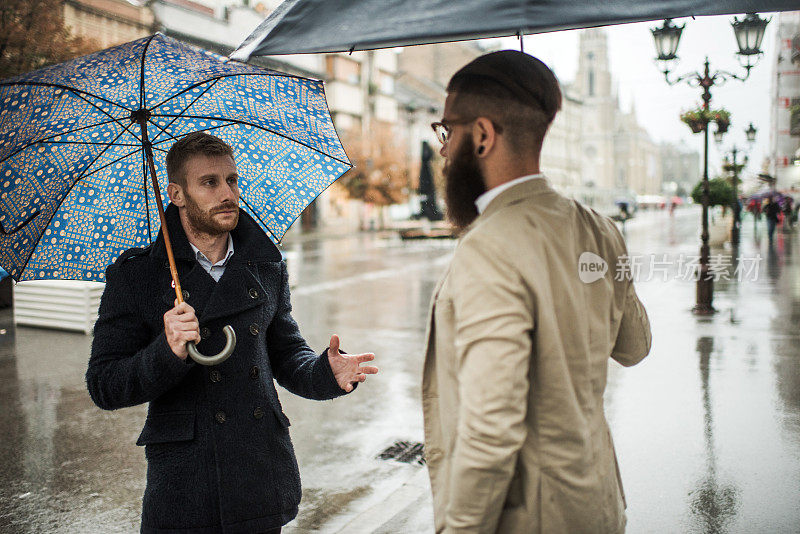 红发商人在一个雨天和他的同事聊天。