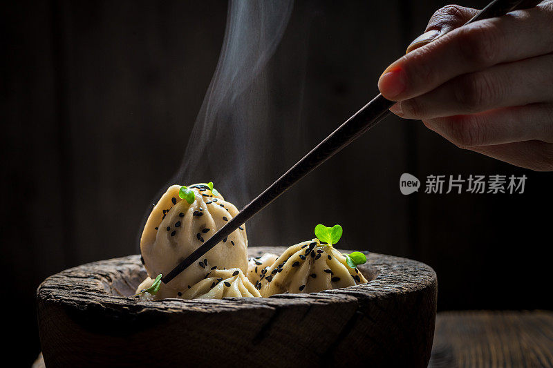 木碗里的美味热腾腾的中国饺子