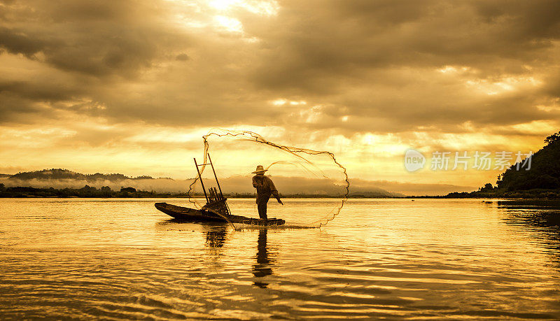 日落时分，湖面上的小船上坐着一位渔夫