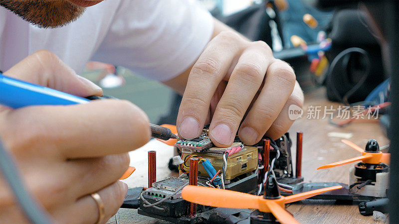 人的手焊接细节组装FPV无人机