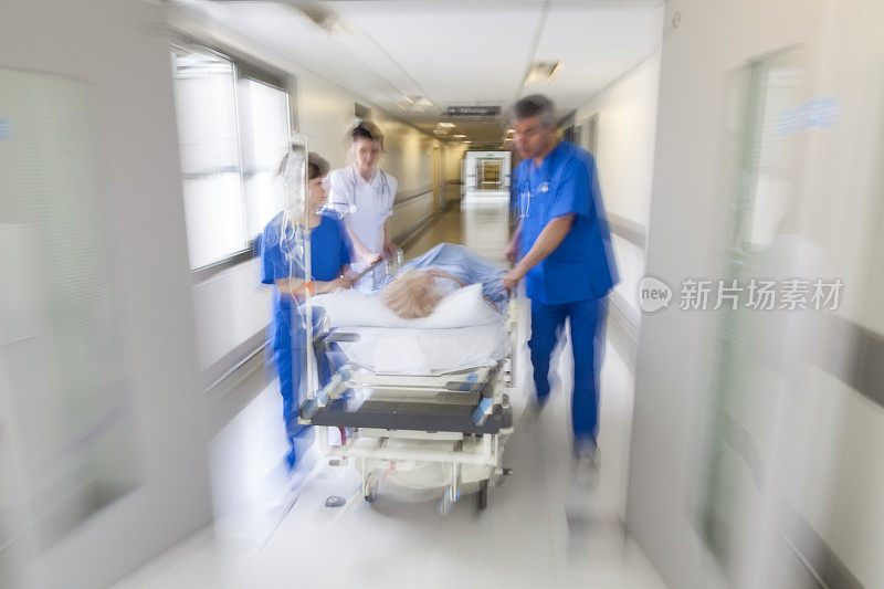 护士在医院用担架移动病人
