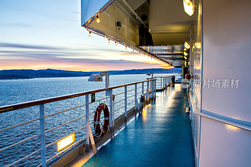 邮轮甲板和海洋的美景