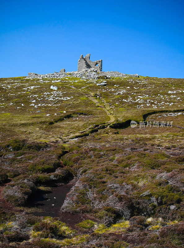 爱尔兰角头悬崖上的古老教堂废墟