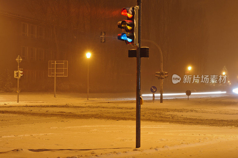 雪中过红绿灯