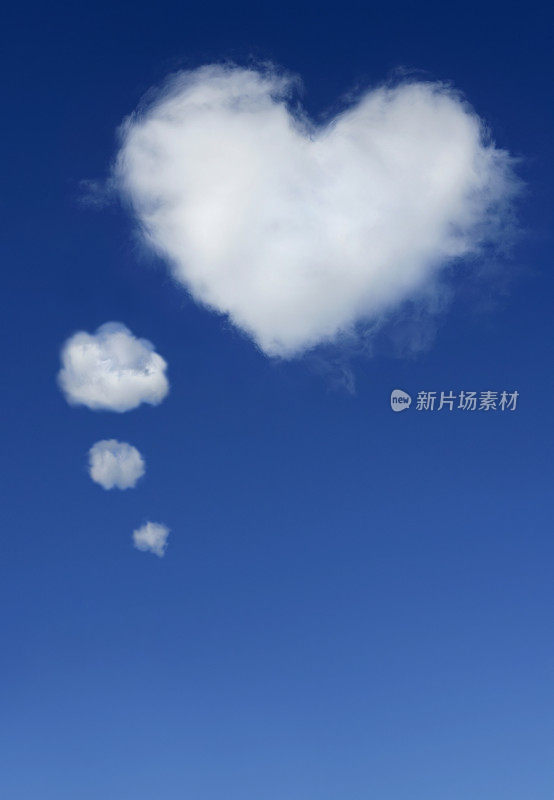 云朵形状像一颗心，思想泡泡