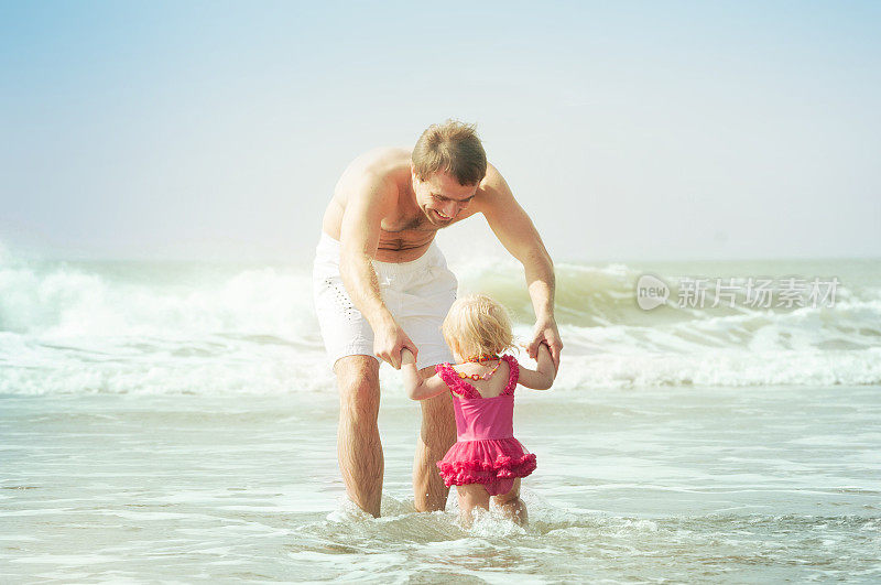 快乐的爸爸和他可爱的小女儿
