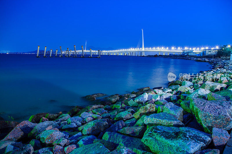 夜晚跨海大桥湾