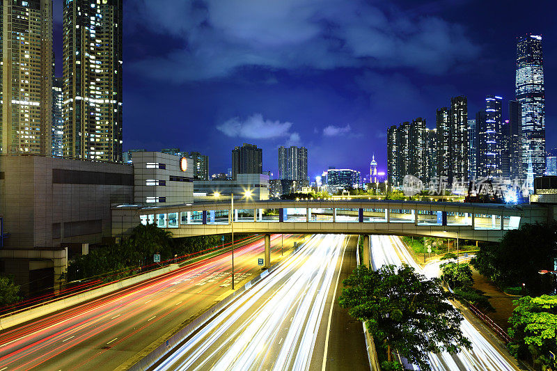 夜间城市的交通状况