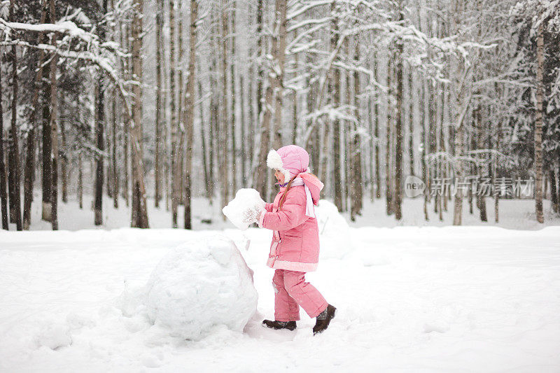 孩子做雪人