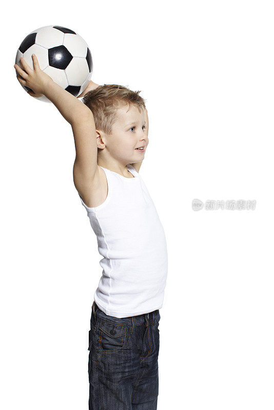 一个四岁的小男孩在扔足球