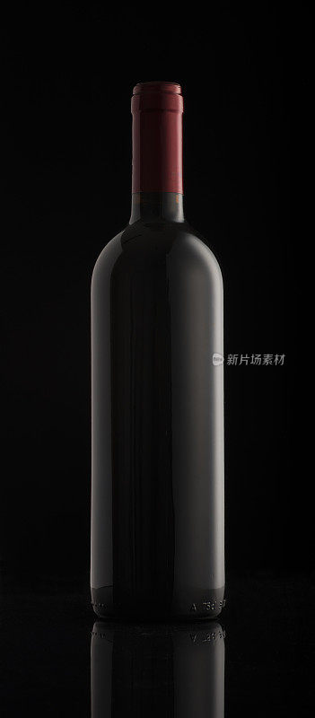 带有背光边缘照明的红酒酒瓶